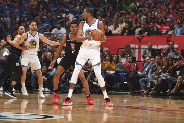 同曦外援空中伸脚踹赵继伟！裁判吹罚违体犯规